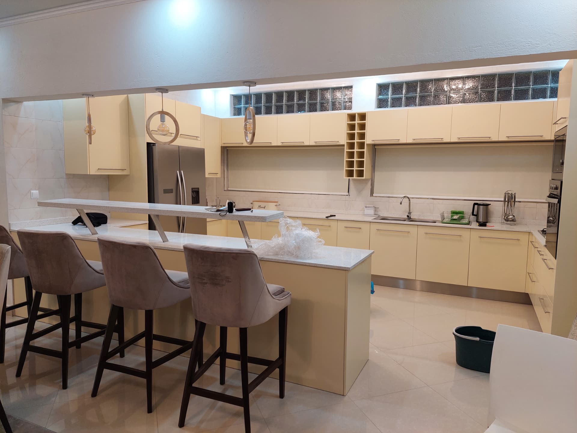 Cozinha em tons de creme com ilha e bar