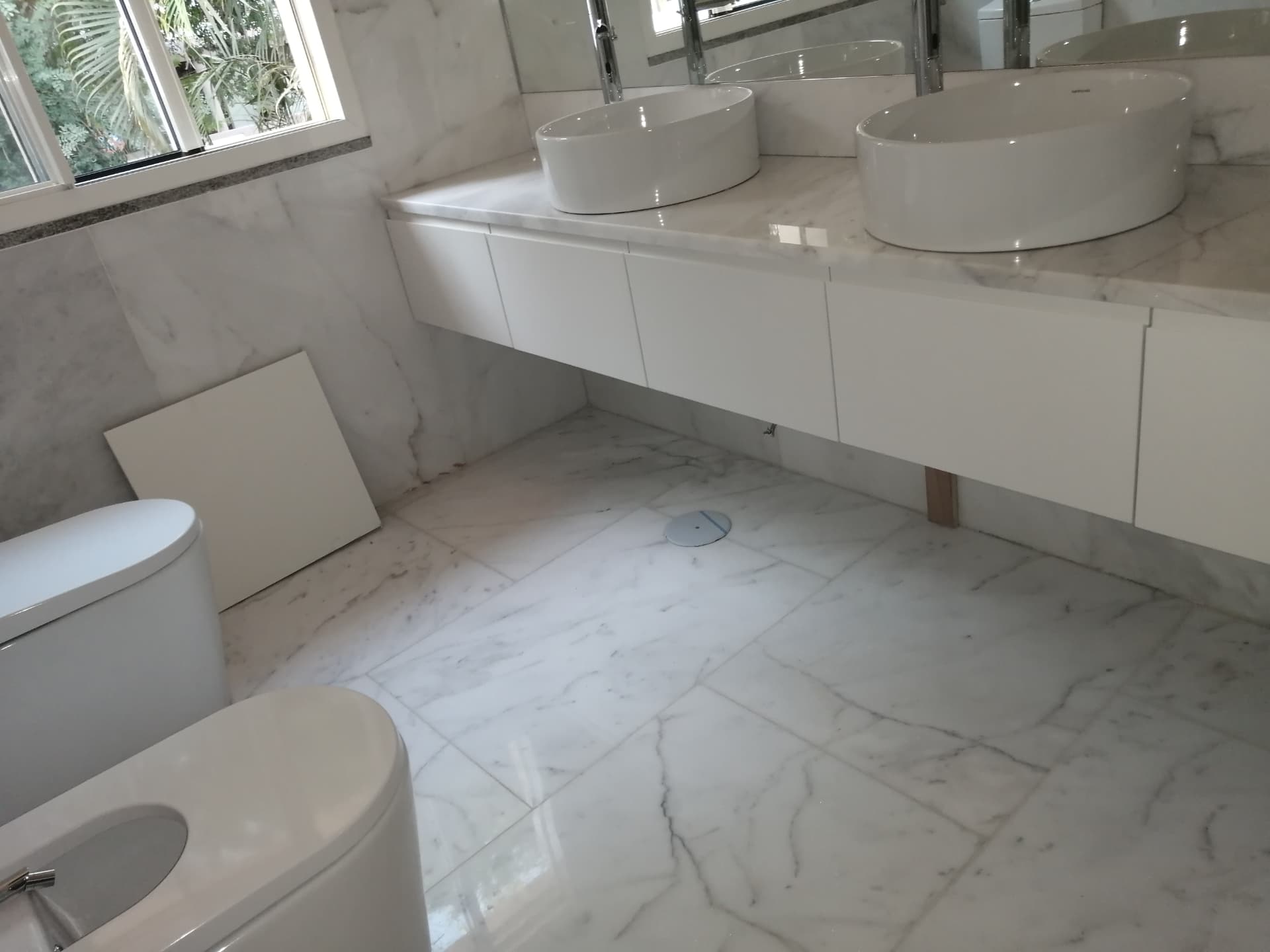 Casa de banho em mármore com móvel lacado suspenso