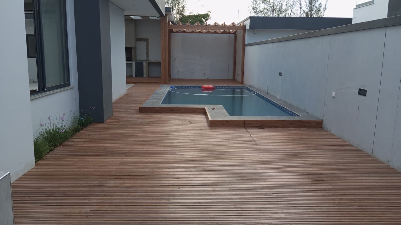 Piscina com deck contínuo em madeira tratada