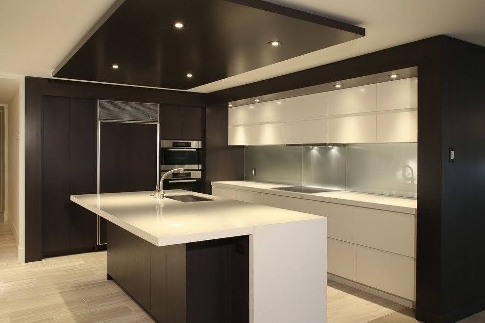 Cozinha lacada em preto e branco com iluminação embutida