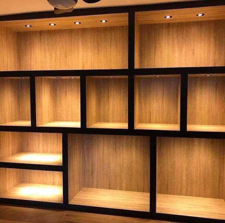 Estante modular com nichos iluminados