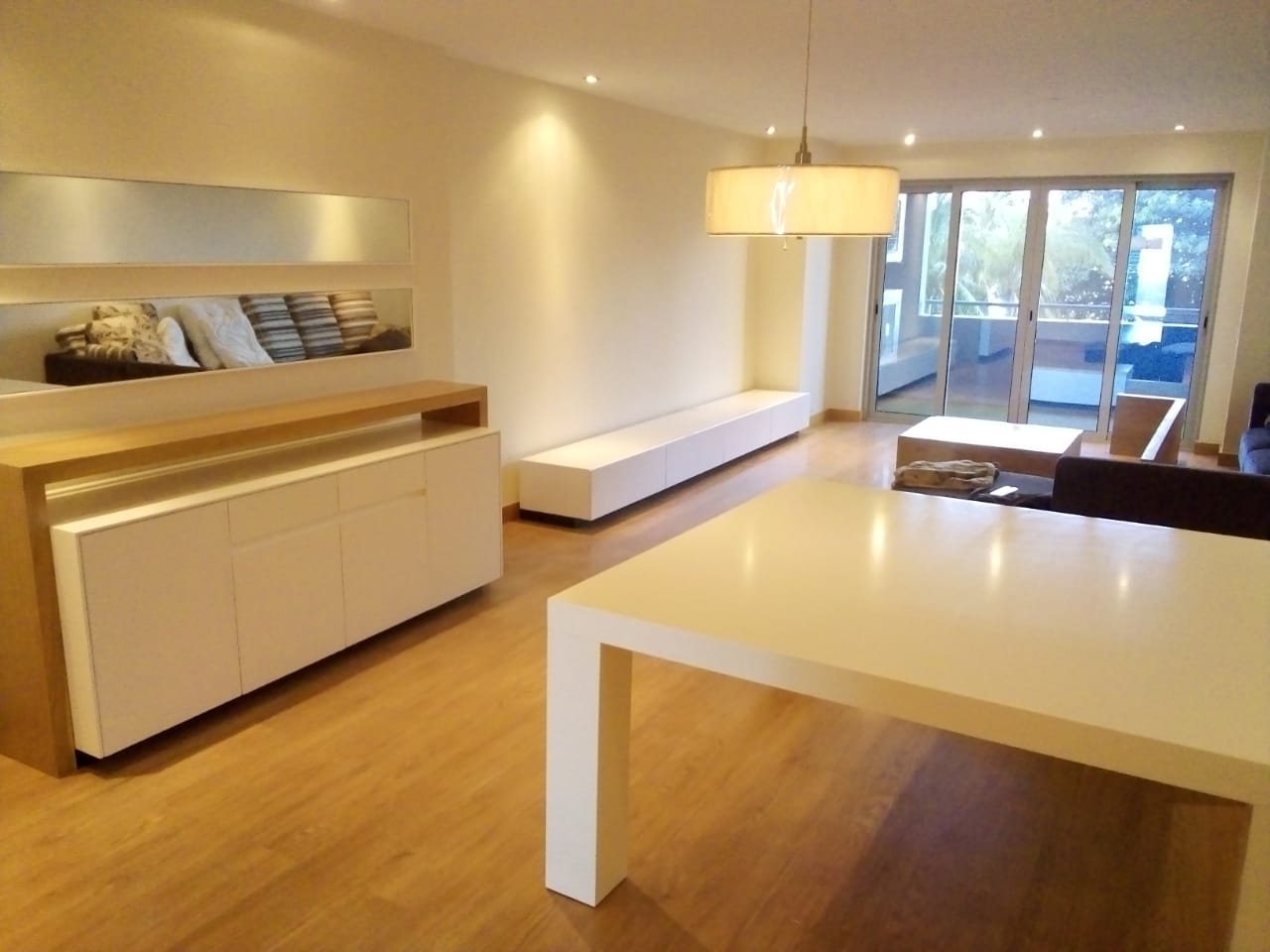 Sala de jantar com aparador em madeira e lacado branco