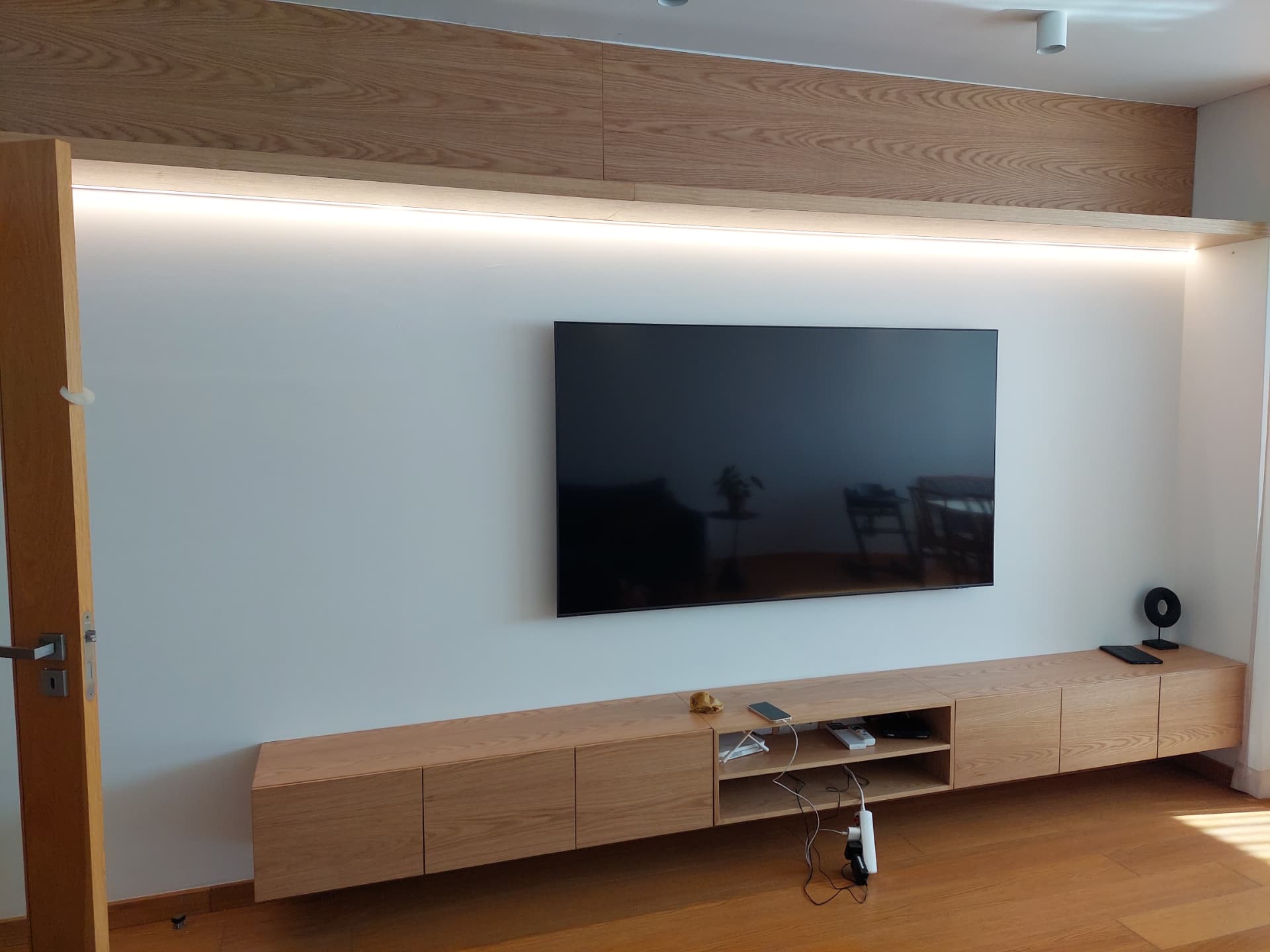 Painel de TV em madeira de carvalho com iluminação LED